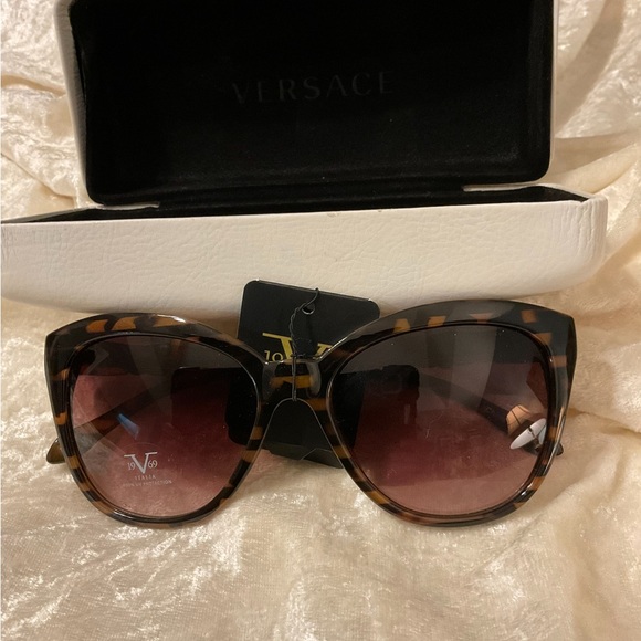Versace New! Sunglasses with case Tortoiseshell color frames with golden snake - Picture 3 of 4